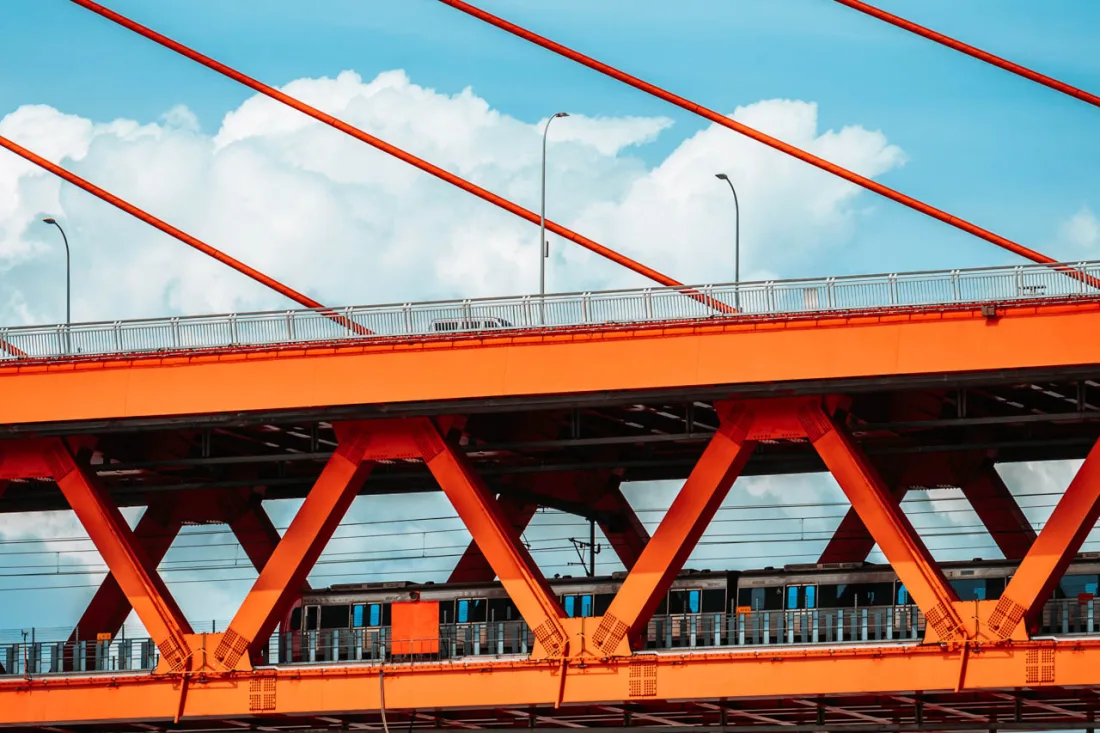 Dongshuimen Bridge cables crossing the Chongqing skyline