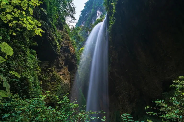 Choose Longshuixia Fissure for sheer cliffs, narrow passages, flowing streams and a dramatic canyon walkway.