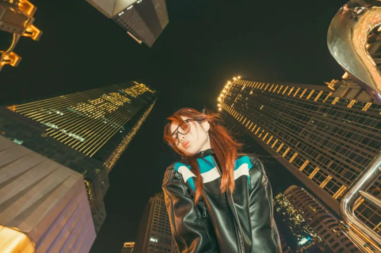 Get help framing shots and natural photos on your phone so everyone appears in the picture.